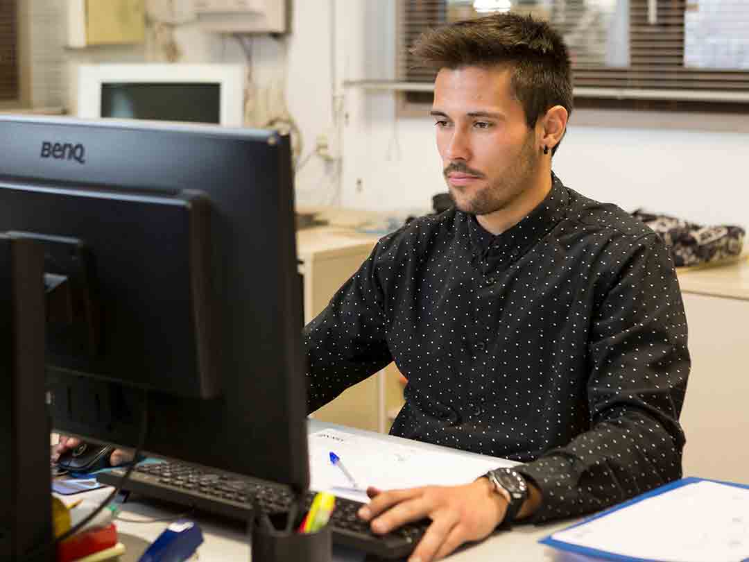 Ingeniero de Cayvol al ordenador