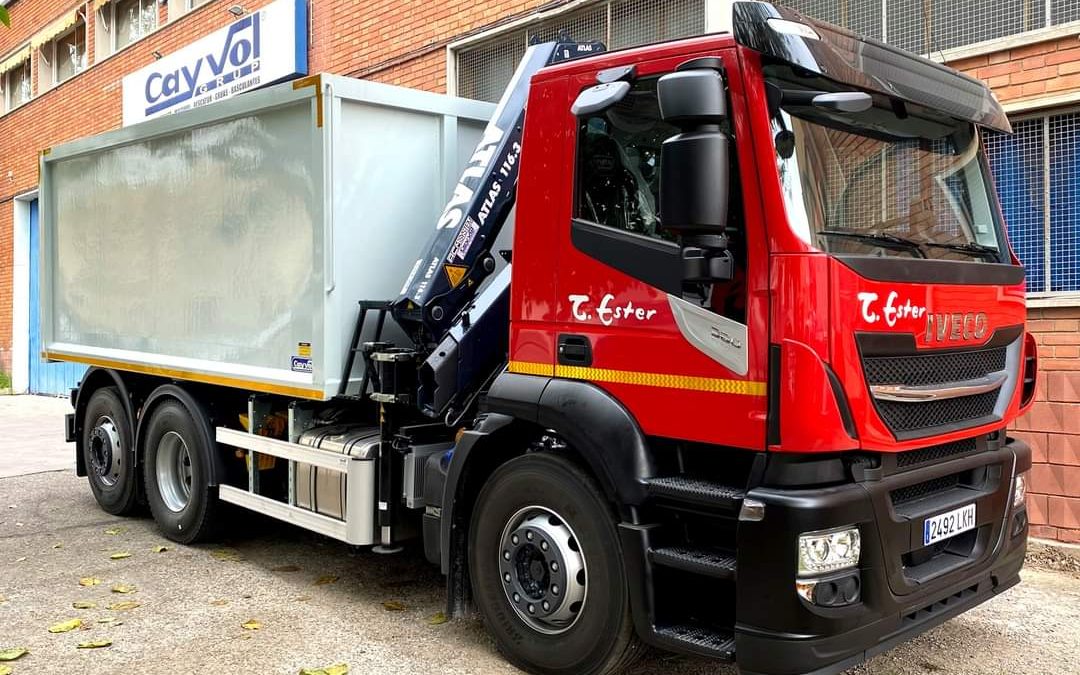 OTRA NUEVA ENTREGA DE GRÚA Y VOLQUETE PARA RECICLATGE VERD-CONTAINERS ESTER