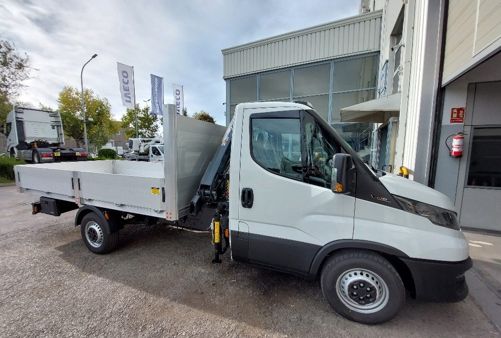 UNA NUEVA ENTREGA DE GRÚA CAYVOL HC 43 A3+CAJA FIJA A IVECO AUTODISTRIBUCIÓN